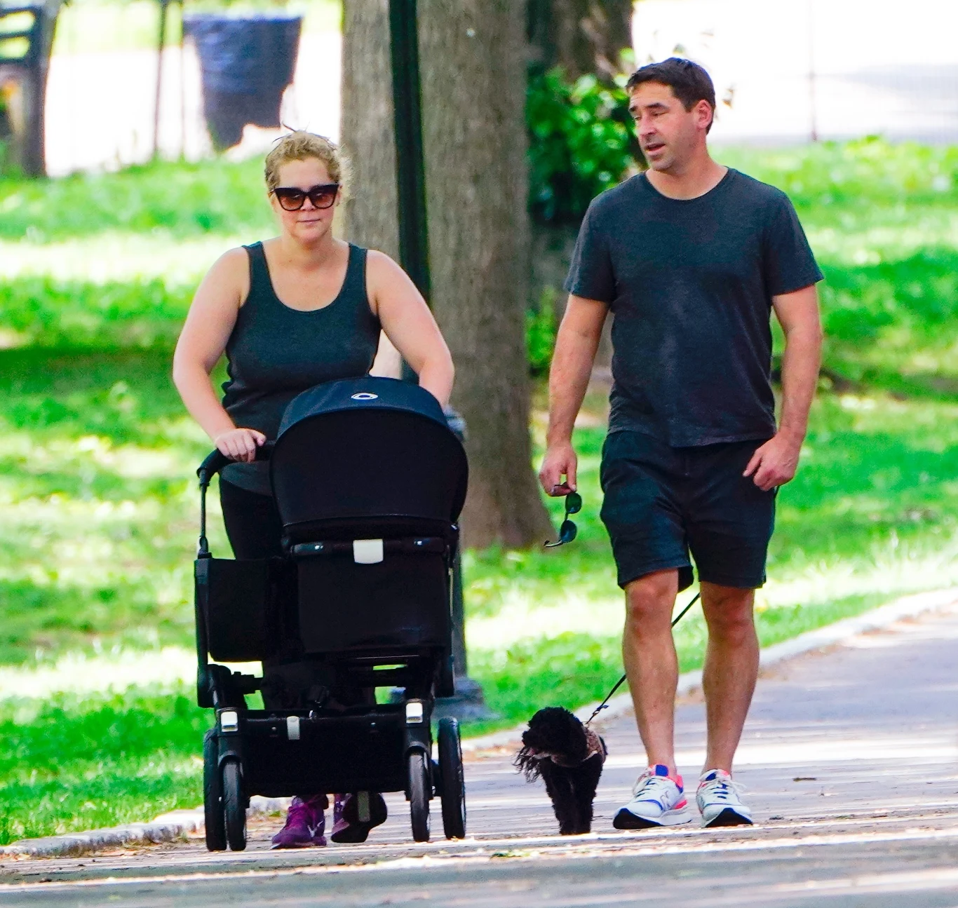 Amy Schumer z mężem i dzieckiem na spacerze Amy Schumer z mężem i dzieckiem na spacerze