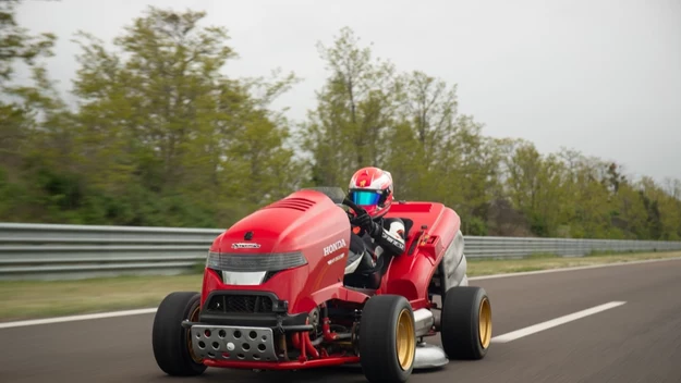 Mean Mower V2 potrafi rozpędzić się do ponad 240 km/h!