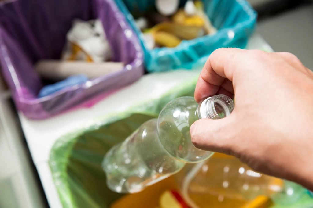 Prawie 90 proc. plastiku, jaki trafia do naszego organizmu, pochodzi z wody kranowej i butelkowane  