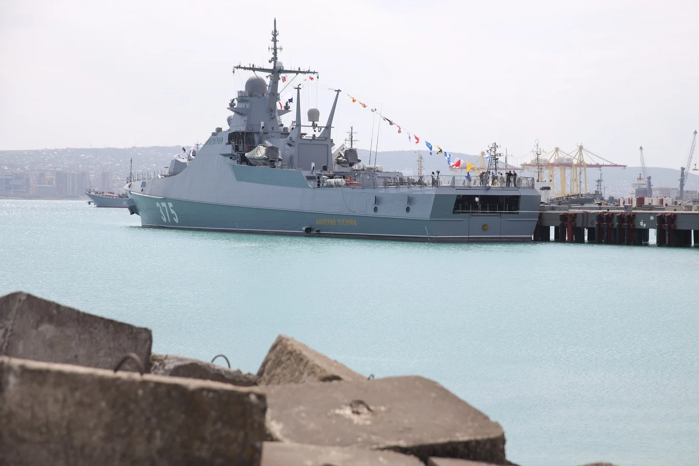 "Dymitrij Rogaczew" - okręt patrolowy typu 22160, obok którego odbywały się uroczystości