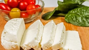 Grillowany ser halloumi na sałatce ze szpinaku