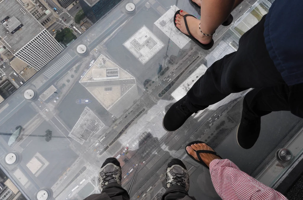 Willis Tower - przeszklona podłoga zaczęła pękać pod nogami turystów