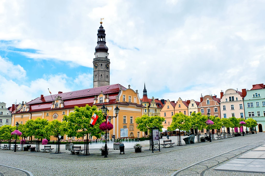 Bolesławiec. Na odrestaurowanym rynku znajduje się Ratusz z XVI wieku