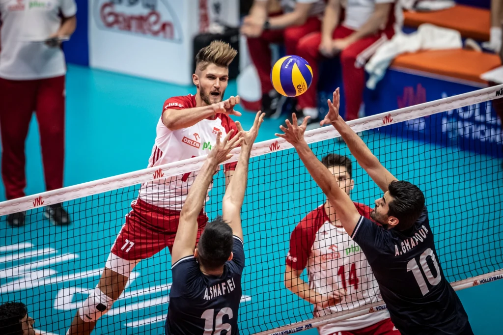 Karol Kłos w ataku Karol Kłos w ataku