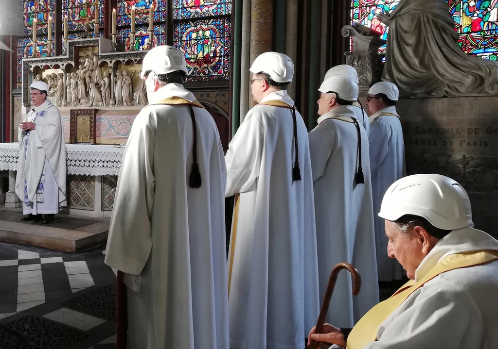 Wielkie wrażenie robił widok księży w ornatach i w białych kaskach na głowie. Ta ochrona była warunkiem wydania zezwolenia na wejście do katedry. Jeden z duchownych nie zastosował się do tego nakazu i stał przy ołtarzu z gołą głową.