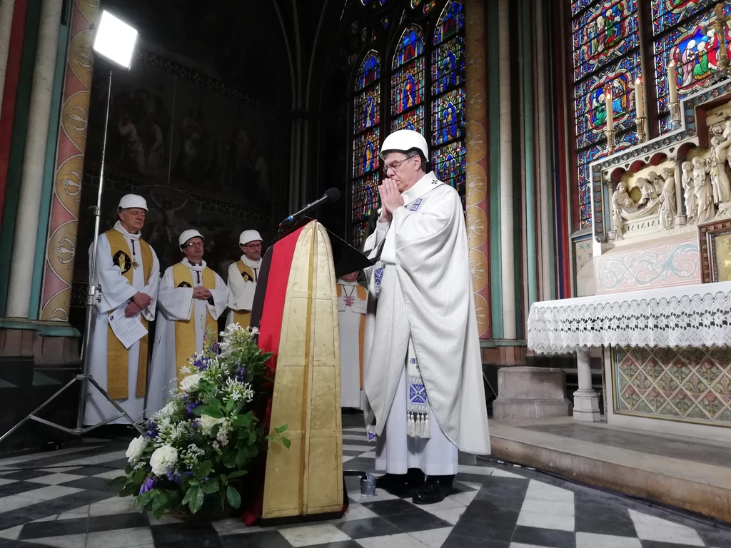 Arcybiskup w homilii wielokrotnie wracał do chrześcijańskiego charakteru budowli, kładąc nacisk na to, że katedra jest "znakiem naszej Francji i jej przynależności do chrześcijaństwa".