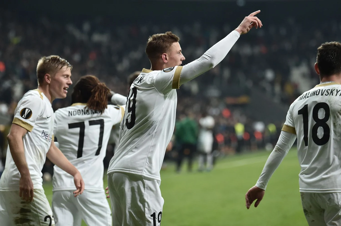 Jakub Piotrowski (w środku, z ręką w górze) triumfował w Lidze Europy, po bramce dla Genku. Jakub Piotrowski (w środku, z ręką w górze) triumfował w Lidze Europy, po bramce dla Genku.