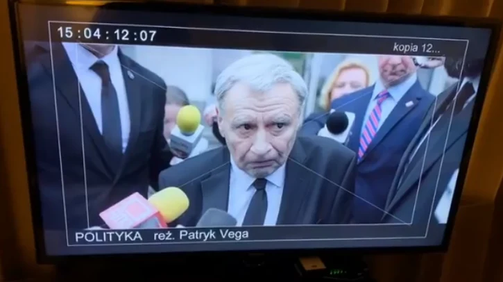 Praca przy "Tańcu z Gwiazdami" oraz nieustanna obecność na planie "Świata według Kiepskich" nie przeszkadza Grabowskiemu w pojawianiu się na kinowym ekranie.
W ostatnich latach stworzył wyraziste drugoplanowe kreacje m.in. w "Pod Mocnym Aniołem" Wojtka Smarzowskiego, "Demonie" Marcina Wrony, "Na granicy" Wojciecha Kasperskiego, "Pokocie" Agnieszki Holland oraz "Polityce" Patryka Vegi (na zdjęciu).