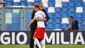 Trener reprezentacji Polski U-21 Czesław Michniewicz obejmuje strzela wyrównującej bramki w meczu z Belgią Szymona Żurkowskiego