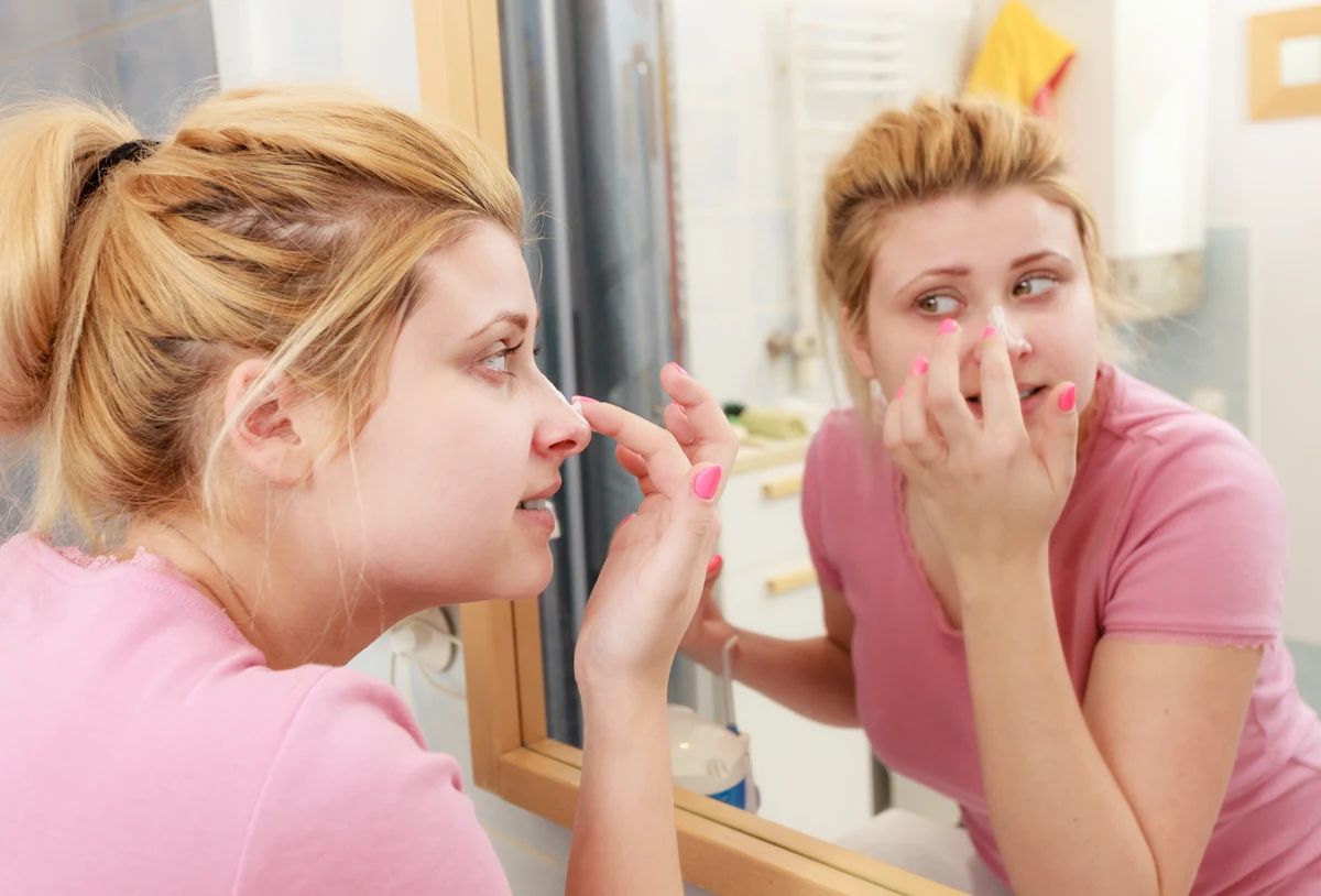 Maseczka czekoladowa: wymieszaj 1 łyżkę miodu z 2 łyżkami kakao i jogurtu naturalnego oraz 3 łyżkami zmielonych płatków owsianych. Gęstą papkę nałóż na twarz na 15-20 minut. Maseczka poprawia wygląd cery i apetycznie pachnie.