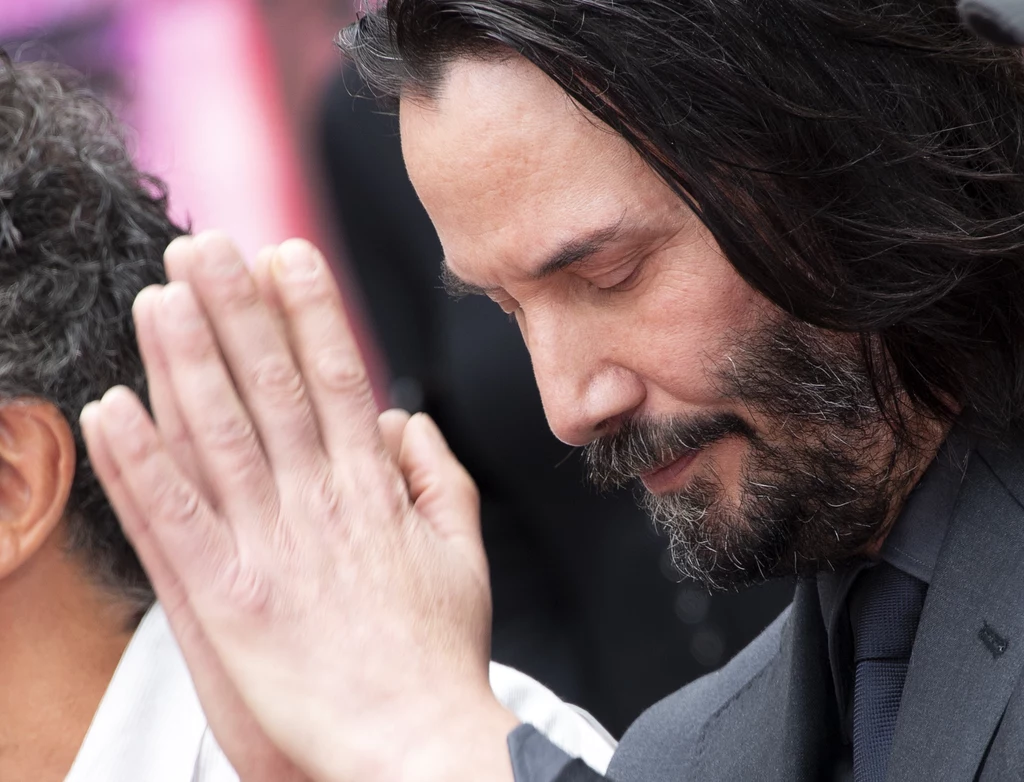 Warto pamiętać, że Keanu nie pojawił się na konferencji wyłącznie dla ozdoby. Otrzymał bowiem także bardzo dużą rolę w samej grze, wcielając się w Johnny’ego Silverhanda. Ten będzie towarzyszył postaci gracze przez całą kampanię. Podobnie tylko nasza postać ma więcej linii dialogowych. Warto pamiętać, że Keanu nie pojawił się na konferencji wyłącznie dla ozdoby. Otrzymał bowiem także bardzo dużą rolę w samej grze, wcielając się w Johnny’ego Silverhanda. Ten będzie towarzyszył postaci gracze przez całą kampanię. Podobnie tylko nasza postać ma więcej linii dialogowych.
