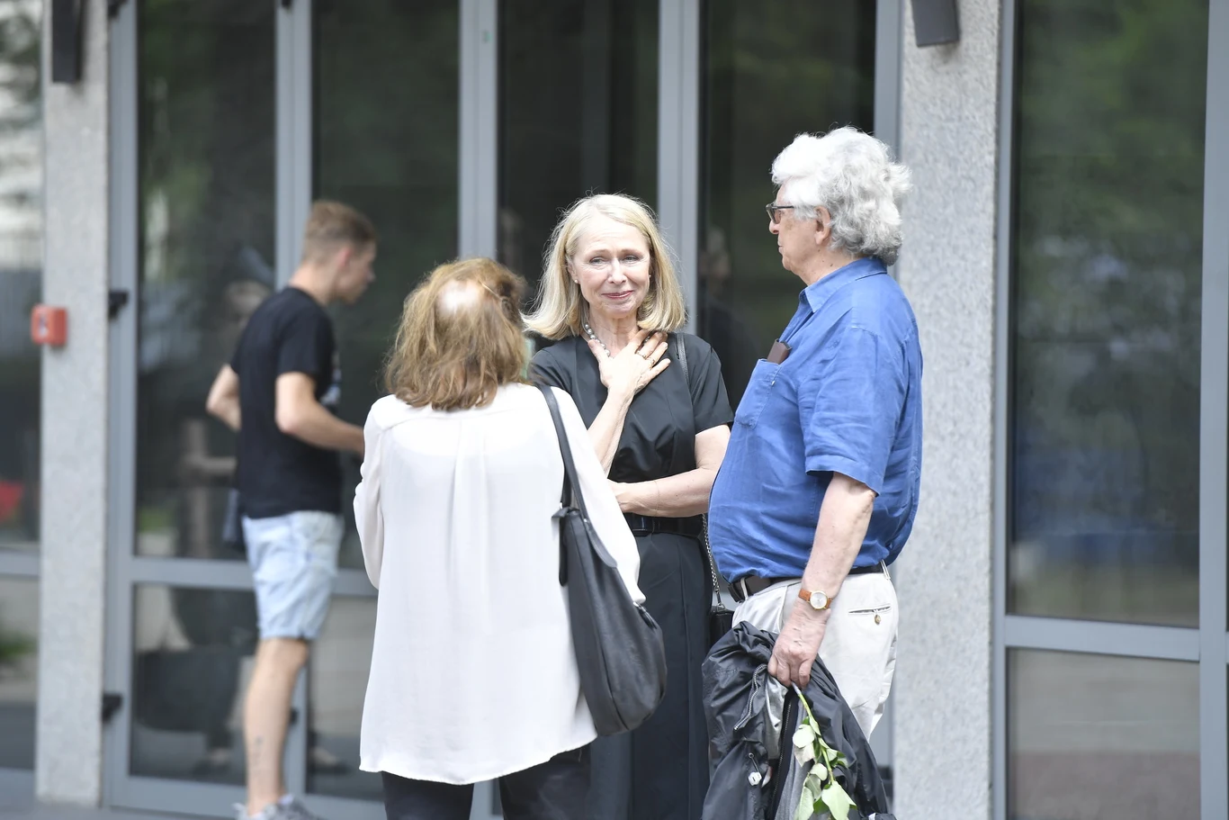 Maria Mamona - żona Ryszarda Bugajskiego - przyjmuje kondolencje