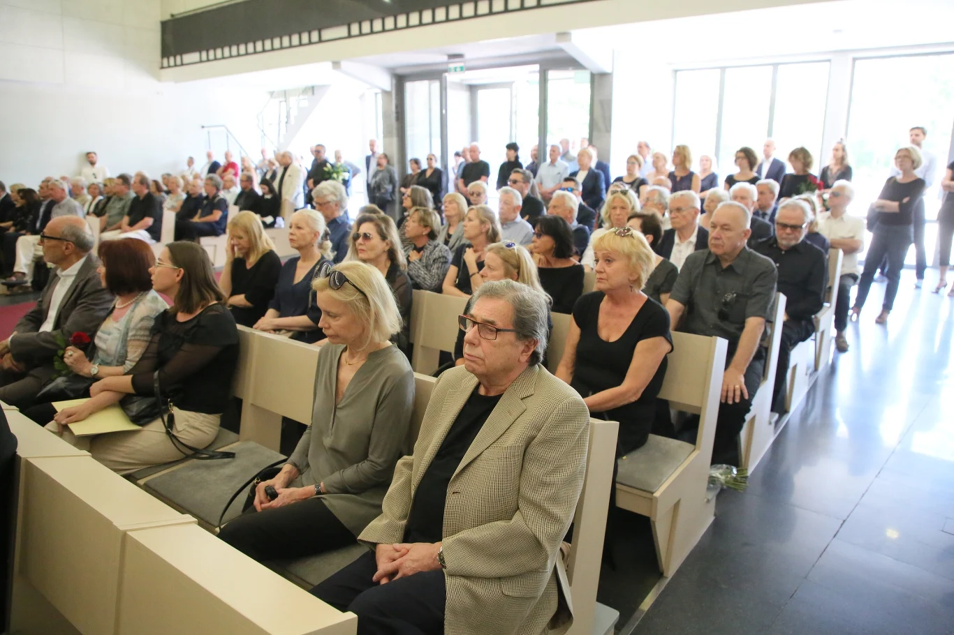 Największe gwiazdy polskiego kina pojawiły się na Powązkach Wojskowych w Warszawie na pogrzebie Ryszarda Bugajskiego. Reżyser, scenarzysta i pisarz, twórca tak głośnych filmów, jak "Przesłuchanie", "Generał Nil", "Układ zamknięty" oraz "Zaćma", zmarł 7 czerwca. Miał 76 lat.