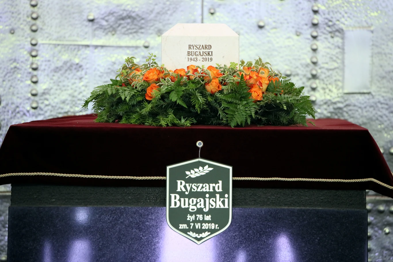 "To jest bohater i symbol oporu naszego środowiska przeciwko władzy komunistycznej. Filmem 'Przesłuchanie' stał się legendą. Chciano zniszczyć negatyw tego filmu, zmuszono go do emigracji. Film wybitny, który odegrał olbrzymia rolę i w historii naszej kinematografii i w świadomości ludzi" - powiedział o Bugajskim Jacek Bromski.