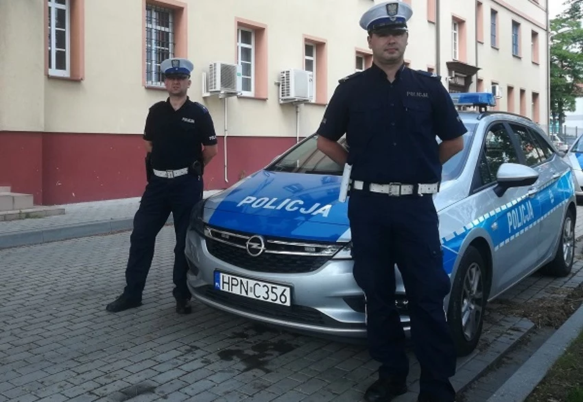 Policjanci, którzy uratowali kobietę