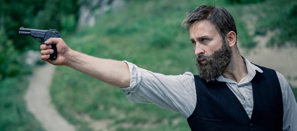 Jest rok 1901. Józef Piłsudski "Ziuk" (Borys Szyc) po brawurowej ucieczce ze szpitala psychiatrycznego ponownie staje na czele polskiego podziemia niepodległościowego. Nieugięty na polu walki, w życiu prywatnym poddaje się namiętnościom, jest rozdarty między dwiema kobietami - żoną (Magdalena Boczarska) i kochanką (Maria Dębska). Przez zachowawczych członków Polskiej Partii Socjalistycznej jest uważany za terrorystę. Piłsudski wraz z najbliższymi współpracownikami nie cofnie się przed niczym - zamachami na carskich urzędników i najwyższych oficerów, szmuglowaniem bomb, zuchwałym napadem na pociąg - by osiągnąć swój cel, czyli niepodległą Polskę. Zbliża się rok 1914 i "Ziuk" widzi nowe szanse na realizację niemożliwego. 