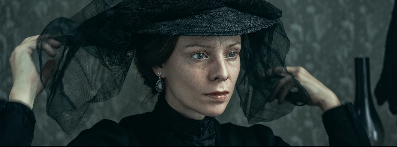 Na ekranie oprócz Piłsudskiego zobaczymy drużynę, która wraz z nim walczyła o niepodległość.

Jego najwierniejszych sprzymierzeńców: Walerego Sławka (Jan Marczewski), Witolda Jodko-Narkiewicza (Marcin Hycnar), Aleksandra Sulkiewicza (Józef Pawłowski) oraz Aleksandra Prystora (Tomasz Schuchardt). Nie zabraknie kobiet, które odegrały ważną rolę w życiu Marszałka. Magdalena Boczarska wcieli się w pierwszą żonę Marię Piłsudską, zaś w roli drugiej wielkiej miłości "Ziuka", czyli Aleksandry Szczerbińskiej, zobaczymy Marię Dębską.  