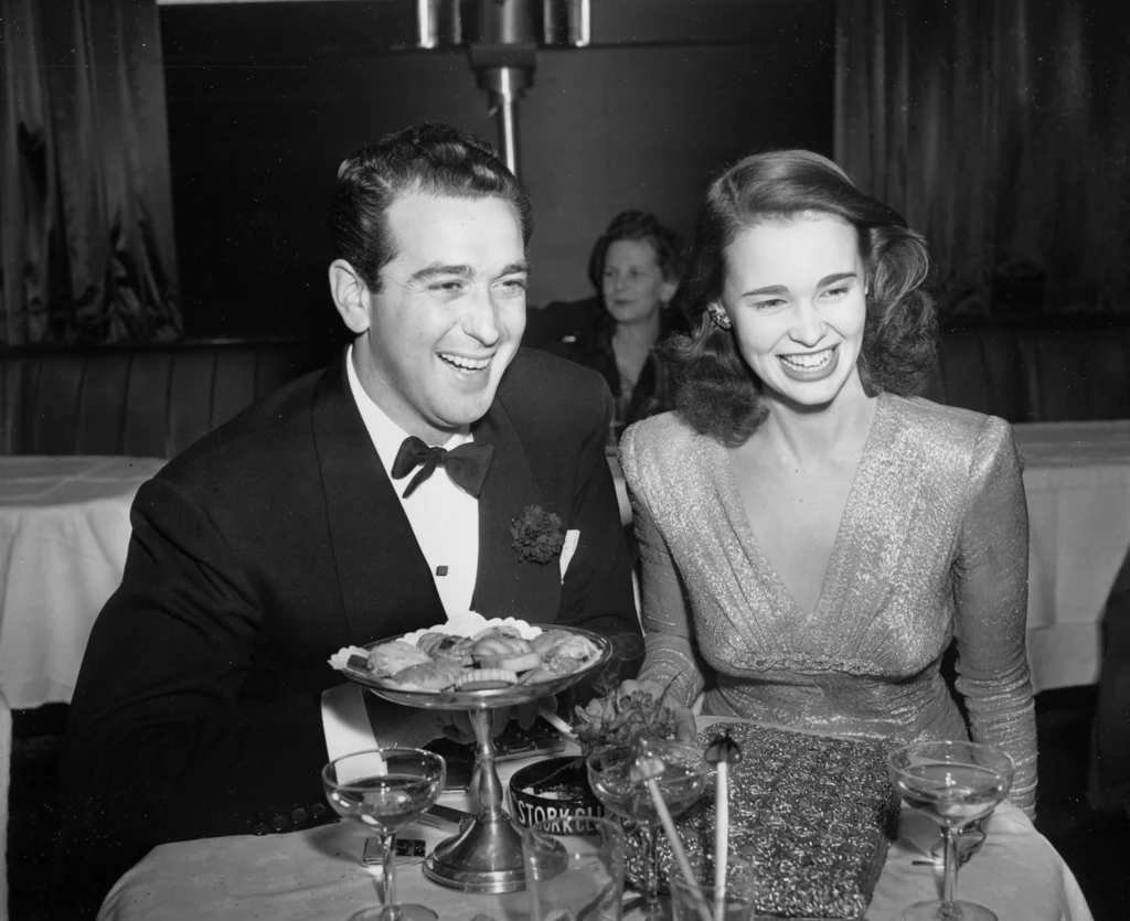 Gloria Vanderbilt pochodziła z zamożnej rodziny. Utrzymywała się z funduszu powierniczego, który zostawił jej ojciec. Kobieta od najmłodszych lat interesowała się sztuką, malowała obrazy, projektowała zastawy stołowe. 17-letnia Gloria Vanderbilt świętuje swoje zaręczyny z Pasqualem DiCicco, fot. ASSOCIATED PRESS/East News Gloria Vanderbilt pochodziła z zamożnej rodziny. Utrzymywała się z funduszu powierniczego, który zostawił jej ojciec. Kobieta od najmłodszych lat interesowała się sztuką, malowała obrazy, projektowała zastawy stołowe. 17-letnia Gloria Vanderbilt świętuje swoje zaręczyny z Pasqualem DiCicco, fot. ASSOCIATED PRESS/East News
