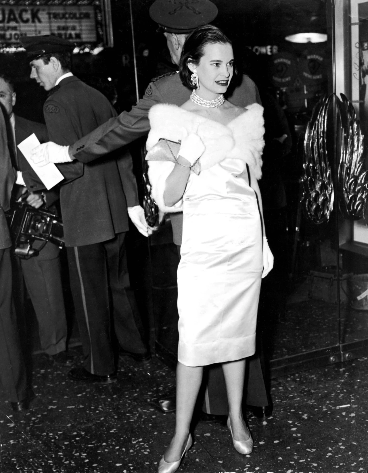 Jej syn, Anderson Cooper, który poinformował o śmierci gwiazdy mody, w wydanym przez siebie oświadczeniu pożegnał matkę ciepłymi słowami: „Gloria Vanderbilt była niezwykłą kobietą. Kochała życie i cieszyła się nim na własnych warunkach. (…) Miała 95 lat, ale każdy, kto przebywał w jej towarzystwie, wiedział, że była najmłodszą osobą, jaka znali”. Gloria Vanderbilt, fot. SplashNews.com/East News Jej syn, Anderson Cooper, który poinformował o śmierci gwiazdy mody, w wydanym przez siebie oświadczeniu pożegnał matkę ciepłymi słowami: „Gloria Vanderbilt była niezwykłą kobietą. Kochała życie i cieszyła się nim na własnych warunkach. (…) Miała 95 lat, ale każdy, kto przebywał w jej towarzystwie, wiedział, że była najmłodszą osobą, jaka znali”. Gloria Vanderbilt, fot. SplashNews.com/East News