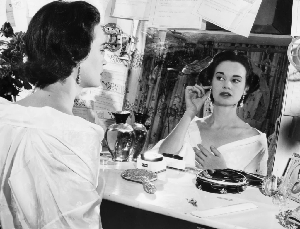 W Hollywood nie brakowało fanów jej nietuzinkowej urody i wielkiej fortuny. Gloria Vanderbilt czterokrotnie wychodziła za mąż (w tym za dyrygenta polskiego pochodzenia, Leopolda Stokowskiego). Doczekała się również czterech synów. Gloria Vanderbilt, 1954 rok, fot. AFP/East News W Hollywood nie brakowało fanów jej nietuzinkowej urody i wielkiej fortuny. Gloria Vanderbilt czterokrotnie wychodziła za mąż (w tym za dyrygenta polskiego pochodzenia, Leopolda Stokowskiego). Doczekała się również czterech synów. Gloria Vanderbilt, 1954 rok, fot. AFP/East News