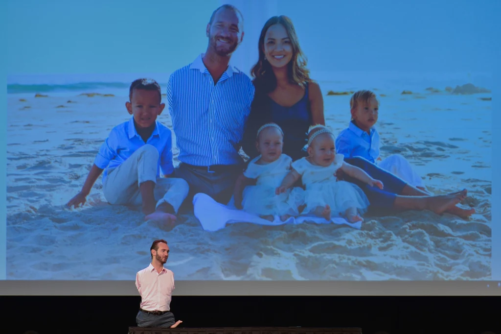 Nick Vujicic na tle zdjęcia swojej rodziny