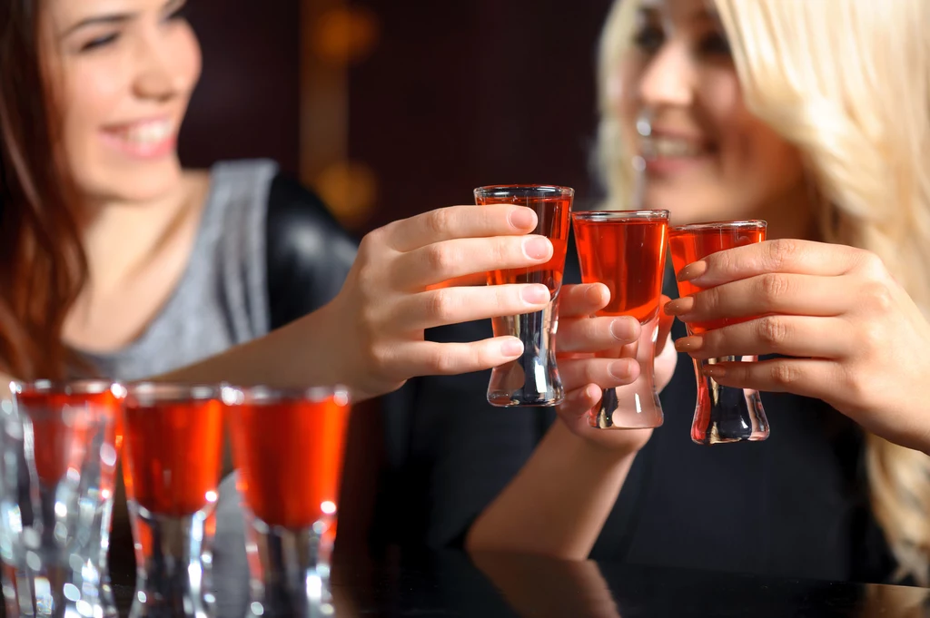 Alkohol, który często kusi nas w trakcie upałów, nie jest dobrym wyborem w gorące dni. Alkohol rozszerza naczynia krwionośne, co zmniejsza wydolność układu krążenia. Ryzykujemy więc skoki ciśnienia i zaburzenia rytmu serca. Mocny alkohol, taki jak wódka, whisky czy rum odwadnia organizm. Alkohol, który często kusi nas w trakcie upałów, nie jest dobrym wyborem w gorące dni. Alkohol rozszerza naczynia krwionośne, co zmniejsza wydolność układu krążenia. Ryzykujemy więc skoki ciśnienia i zaburzenia rytmu serca. Mocny alkohol, taki jak wódka, whisky czy rum odwadnia organizm.