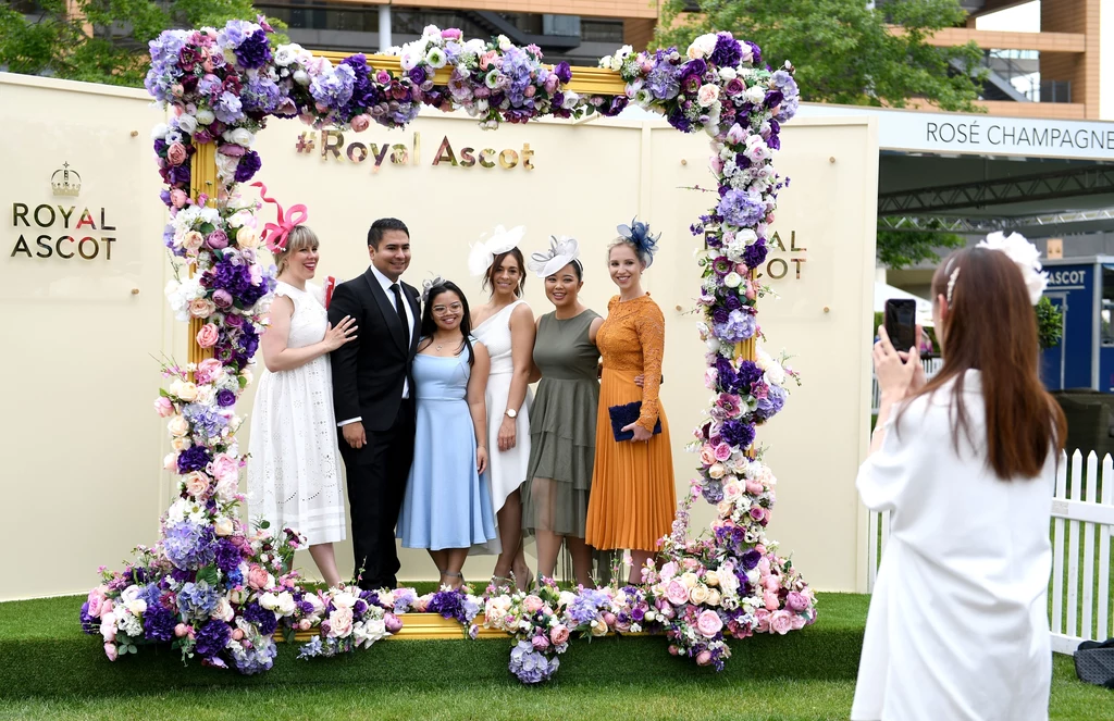 Ascot to synonim elegancji. Ze względu na obecność członków rodziny królewskiej obowiązują ścisłe reguły ubioru Ascot to synonim elegancji. Ze względu na obecność członków rodziny królewskiej obowiązują ścisłe reguły ubioru