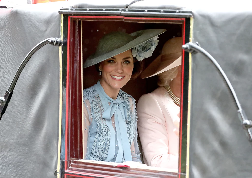 Księżna Kate w drodze do Ascot. Pastelowe kreacje wiodą prym wśród rodziny królewskiej Księżna Kate w drodze do Ascot. Pastelowe kreacje wiodą prym wśród rodziny królewskiej