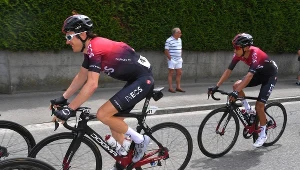 Geraint Thomas, a za nim Egan Bernal z zespołu Ineos