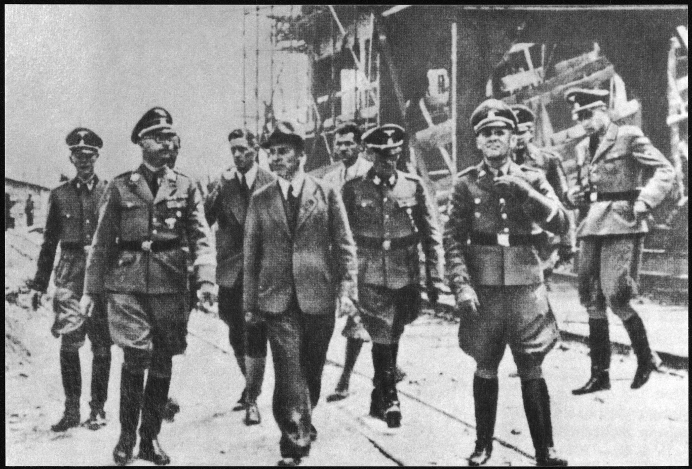 Rok 1941. Heinrich Himmler wizytuje zakłady IG Farben Rok 1941. Heinrich Himmler wizytuje zakłady IG Farben