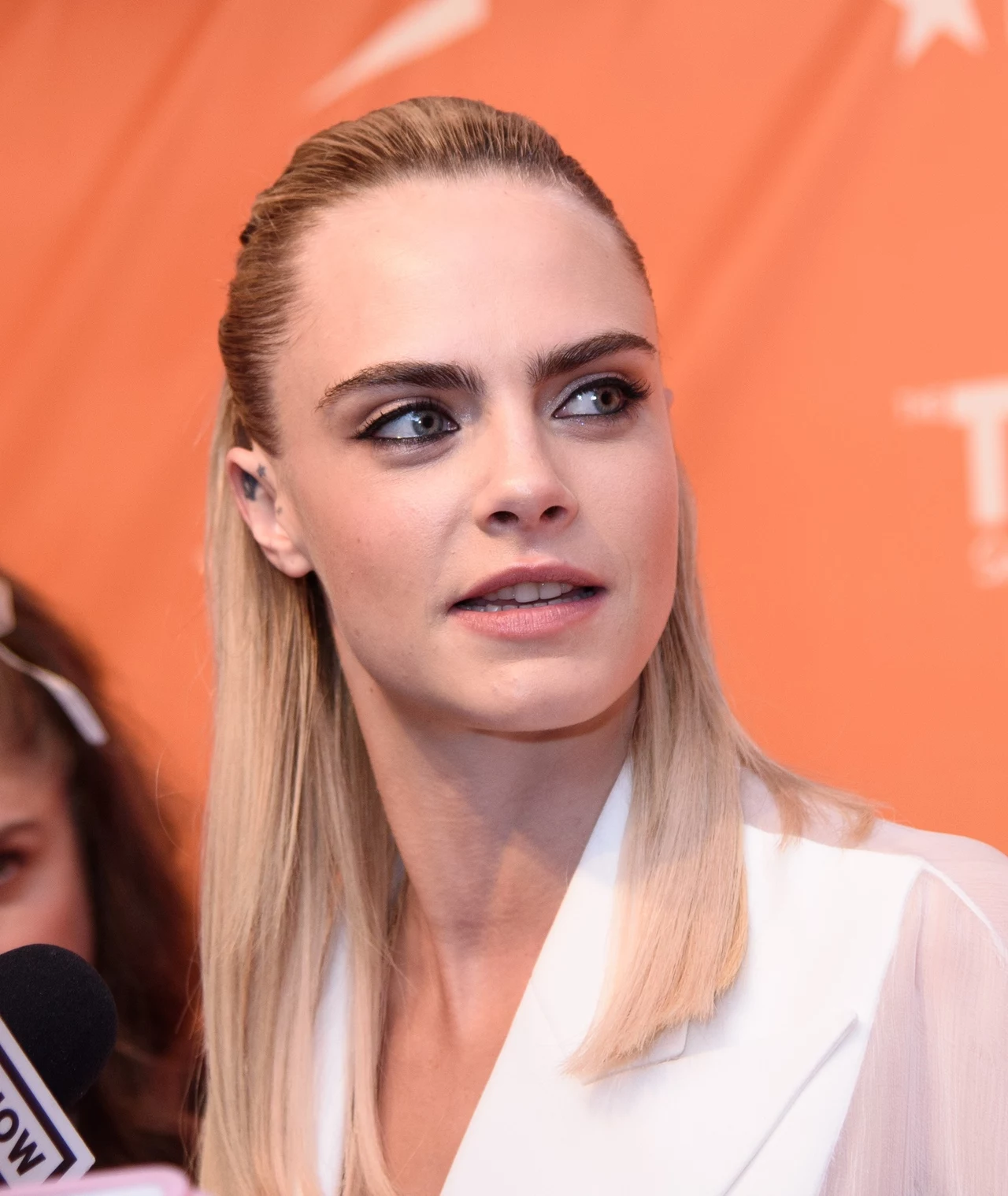 Od dłuższego czasu plotkowano, że modelka jest w związku z aktorką Ashley Benson, znaną przede wszystkim z serialu „Słodkie kłamstewka”.