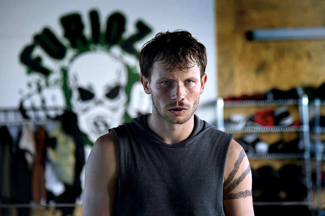 Czego w takiej grupie szuka jeden z głównych bohaterów filmu, będący na co dzień lekarzem (w tej roli Mateusz Banasiuk)? 