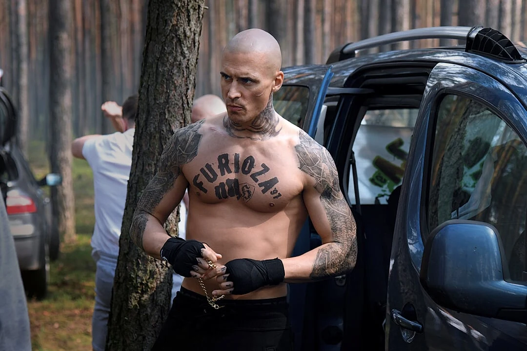 "Furioza" to nowy film Cypriana T. Olenckiego. Reżyser komedii "PolandJa" tym razem postanowił opowiedzieć o środowisku polskich "kiboli". W głównych rolach zobaczymy Mateusza Damięckiego, Weronikę Książkiewicz i Mateusza Banasiuka, którzy przeszli ogromne fizyczne metamorfozy, aby jak najlepiej stworzyć ekranowe postaci.