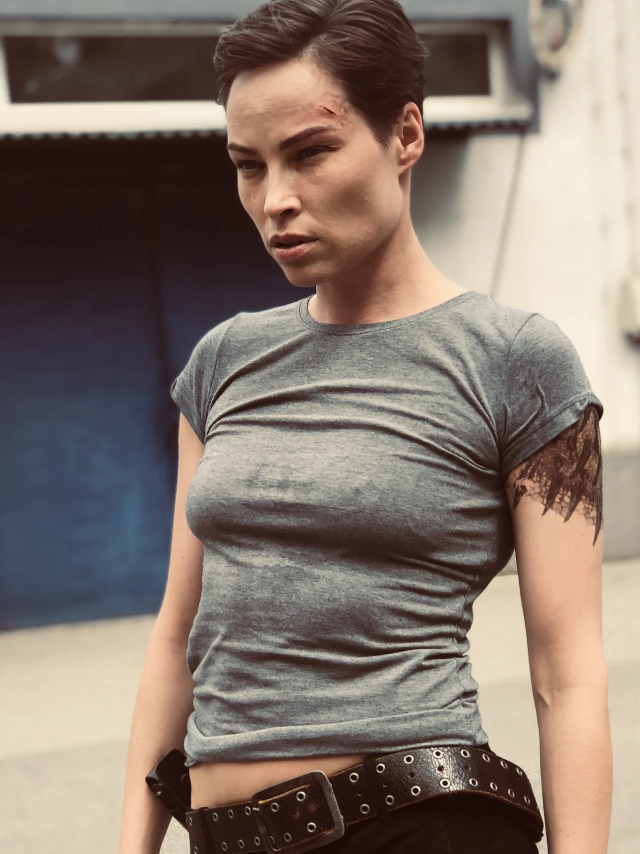 "Bardzo się cieszę, bo właśnie zaczęliśmy zdjęcia do filmu Cypriana Olenckiego 'Furioza'. Film jest oparty na prawdziwych wydarzeniach... Bardzo chciałam podziękować wszystkim którzy pomogli mi w kilku miesięcznych przygotowaniach i wraz ze mną zbudowali postać Dzikiej, z która już zdążyłam się bardzo polubić" - napisała Książkiewicz na swym Instagramie.