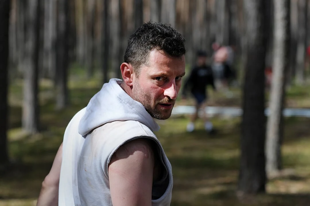 Czym jest dla nich honor? Co się dzieje z tymi, którzy łamią zasady? Ile warta jest lojalność? Jak daleko można się posunąć dla czystej adrenaliny? Za co kochają ich dziewczyny? 