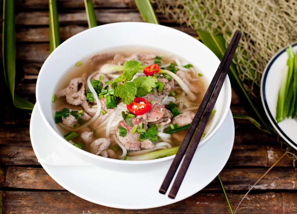 Zupa pho to zdecydowanie jedno z najpopularniejszych dań kuchni azjatyckiej