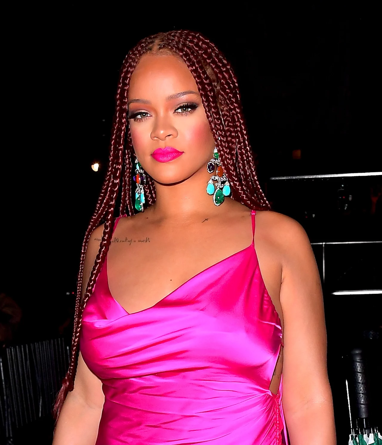 Rihanna w sukience własnego projektu, fot. DIGGZY / SplashNews.com/East News Rihanna w sukience własnego projektu, fot. DIGGZY / SplashNews.com/East News