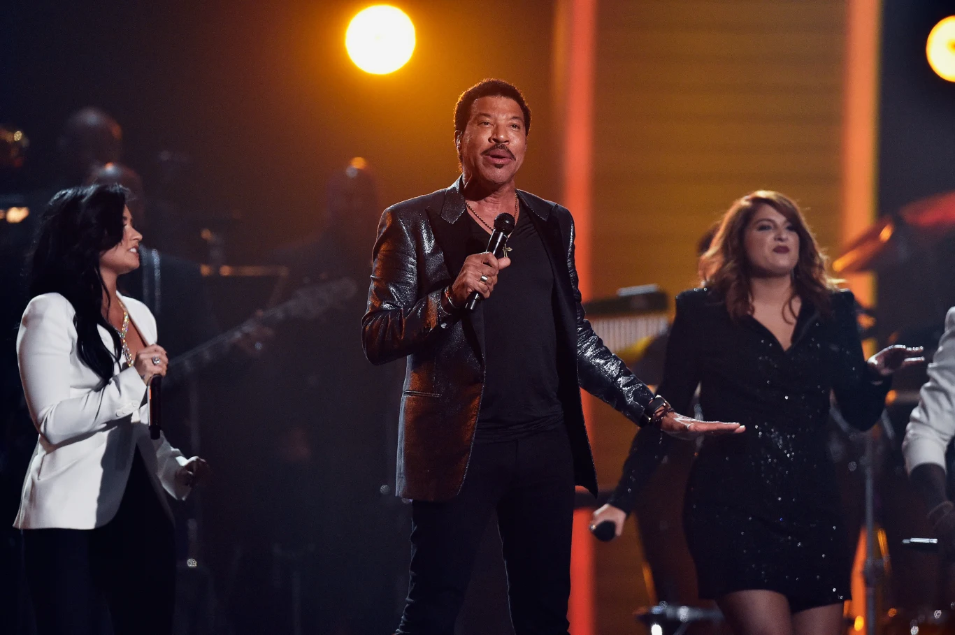 Piosenkarz jest od lat aktywnie zaangażowany w działalność dobroczynną na rzecz walki z rakiem piersi, z którym zmagała się babcia artysty. Richie przekazał łącznie na cele charytatywne kilka milionów dolarów. 