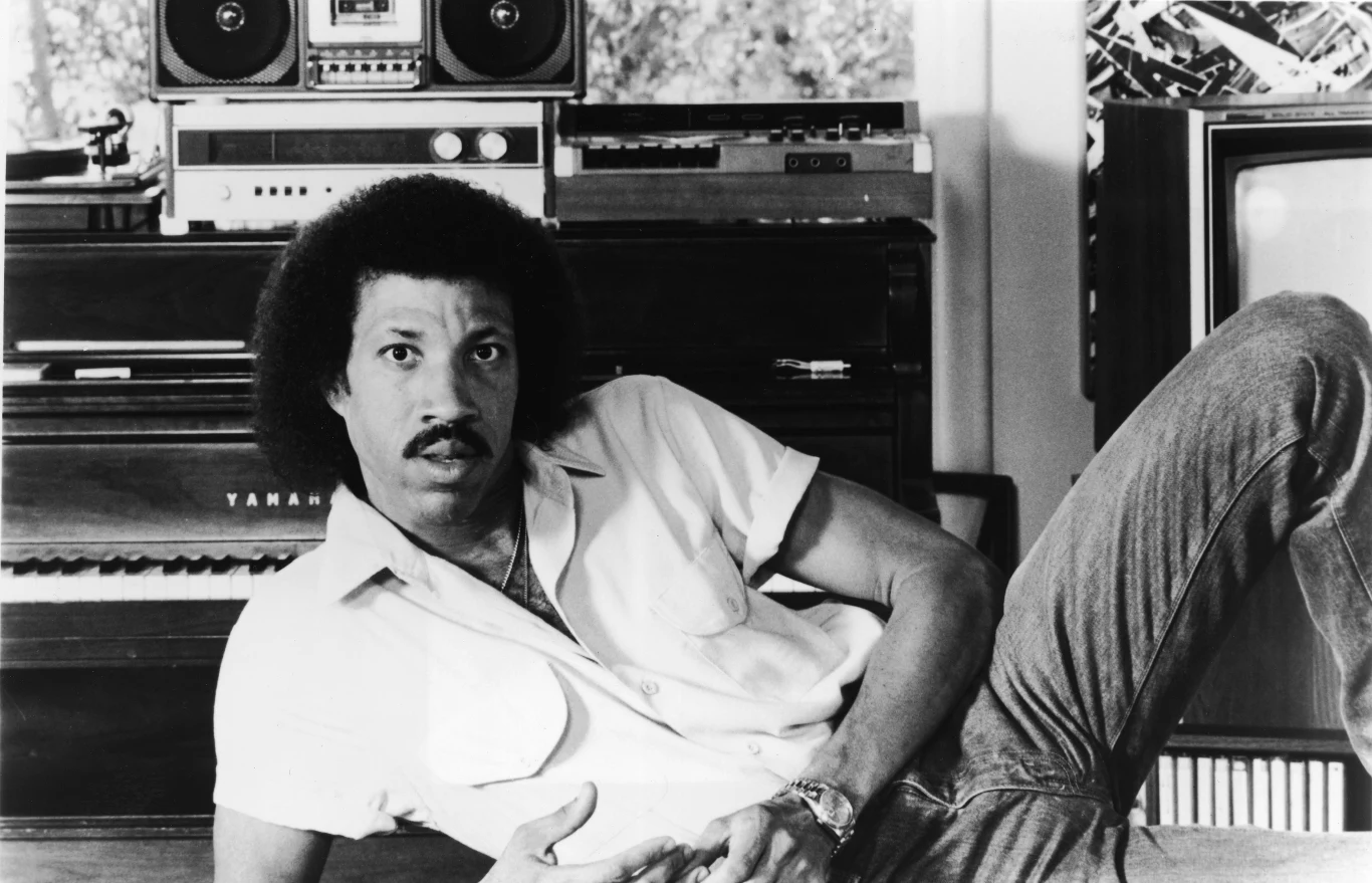W młodości Lionel Richie otrzymał stypendium sportowe Instytutu Tuskegee i poważnie rozważał poświęcenie się karierze sportowej oraz grze w tenisa. 