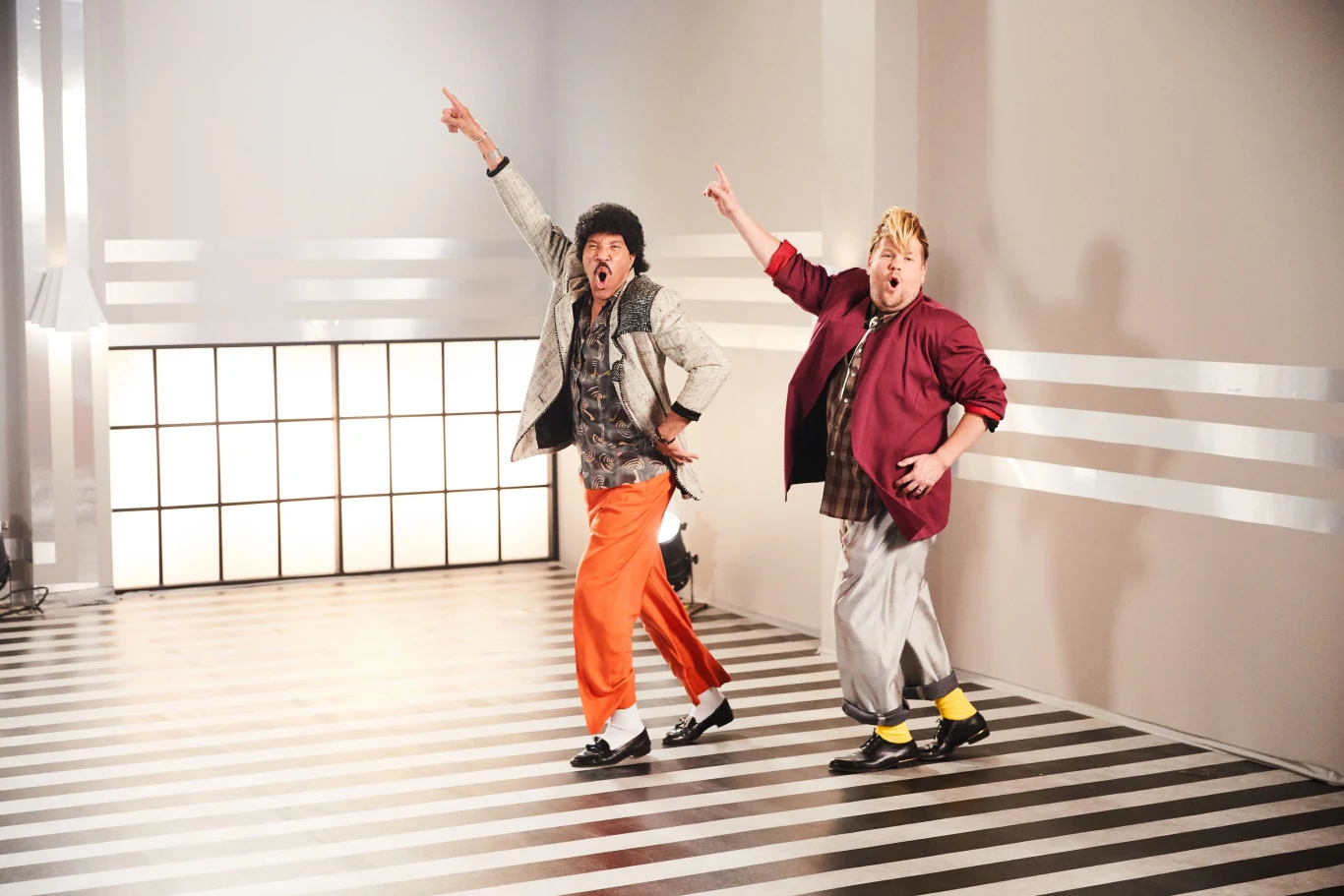 Lionel Richie słynie z uwielbienia dla ekskluzywnych samochodów. Jednym z prezentów świątecznych, jakie artysta sprawił sam sobie, było siedem limuzyn marki Mercedes Benz. Na zdjęciu Lionel Richie wraz z Jamesem Cordenem.