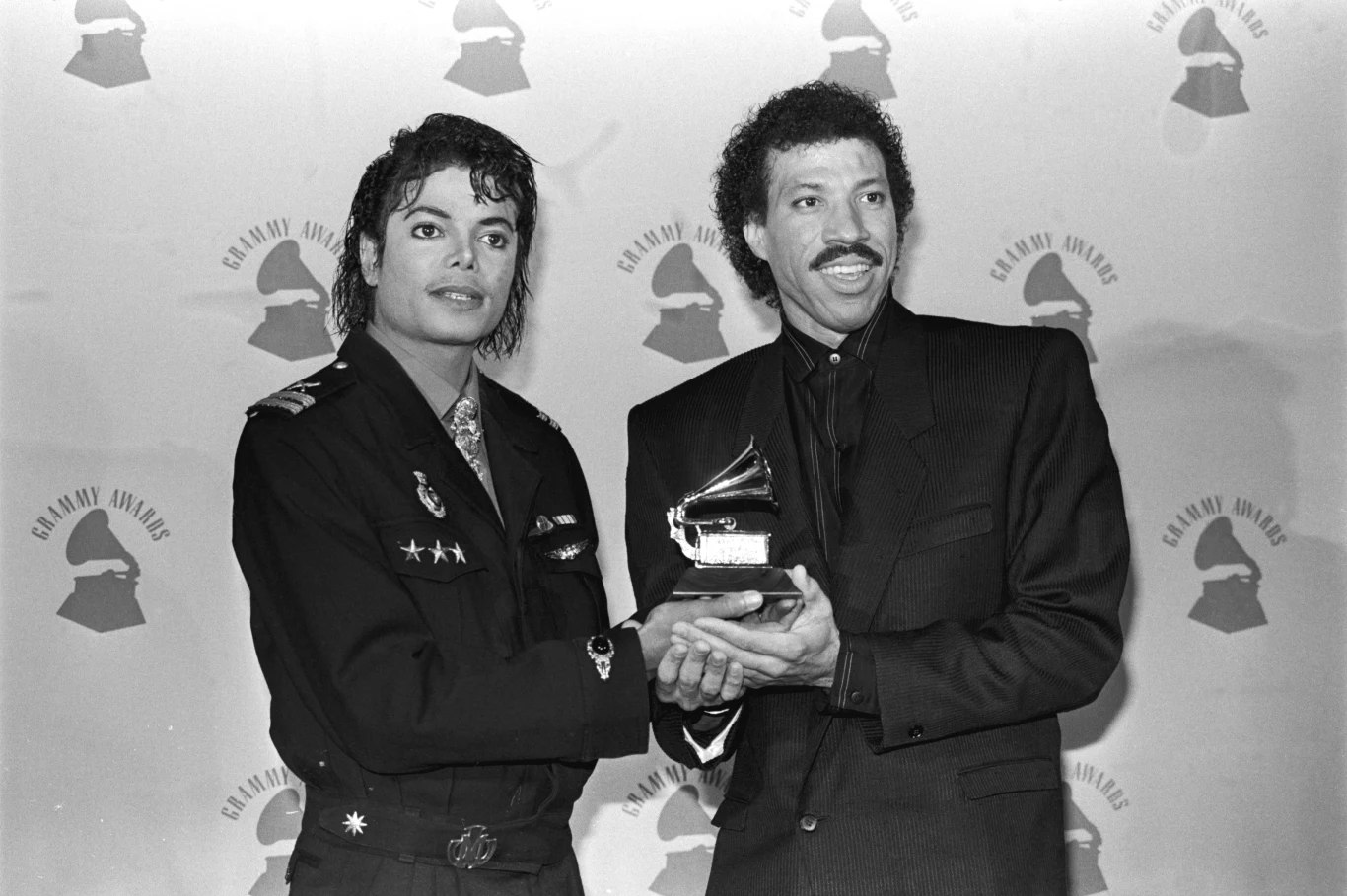 W 1985 roku Lionel Richie i Michael Jackson napisali piosenkę "We Are The World". Celem produkcji singla charytatywnego, wykonanego przez formację USA for Africa, było zebranie pieniędzy na pomoc dla głodującej Afryki. Za piosenkę jej autorzy otrzymali Grammy. 