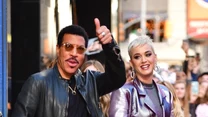 Lionel Richie, po reaktywacji w 2018 roku talent show "American Idol" został jednym z jurorów. 

Na zdjęciu towarzyszy mu druga jurorka - Katy Perry. 