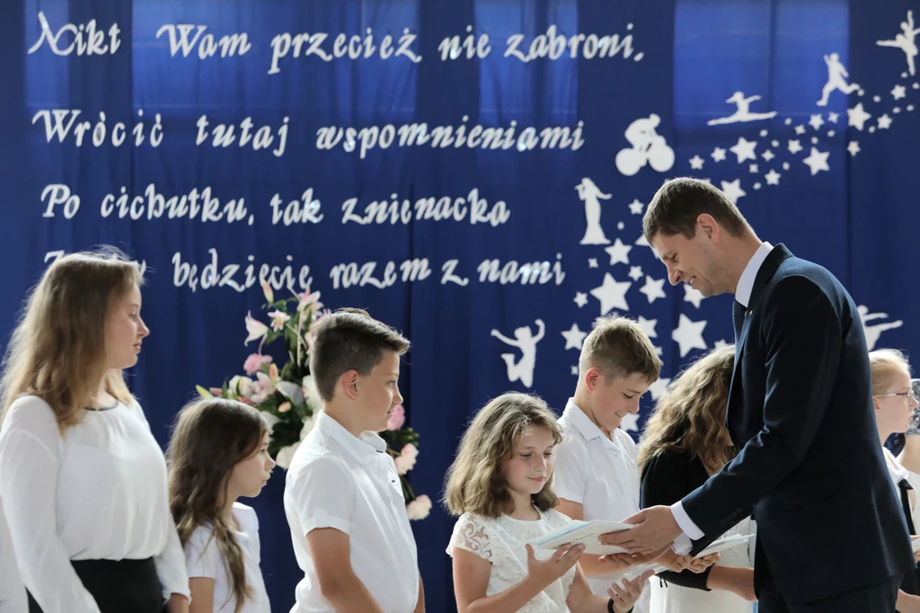 Minister edukacji narodowej Dariusz Piontkowski uczestniczył w ogólnopolskim zakończeniu zajęć dydaktyczno-wychowawczych w Zespole Szkolno-Przedszkolnym w Ogrodniczkach Minister edukacji narodowej Dariusz Piontkowski uczestniczył w ogólnopolskim zakończeniu zajęć dydaktyczno-wychowawczych w Zespole Szkolno-Przedszkolnym w Ogrodniczkach