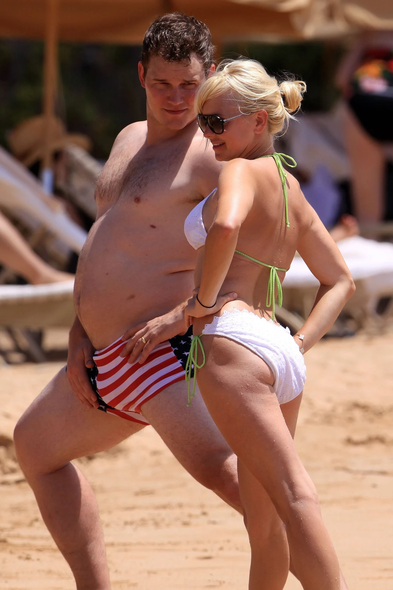 Do roli Andy’ego Pratt wyhodował sobie pokaźnych rozmiarów brzuszek, który musiał zrzucić z powodu występu w "Moneyball", w którym wcielił się w footballistę Scotta Hatteberga. Po zakończeniu zdjęć do niego znów przytył na rzecz komedii "10 lat". Później znów schudł z racji przyjęcia roli komandosa we "Wrogu numer jeden".

Na zdjęciu: Chris Pratt i Anna Faris