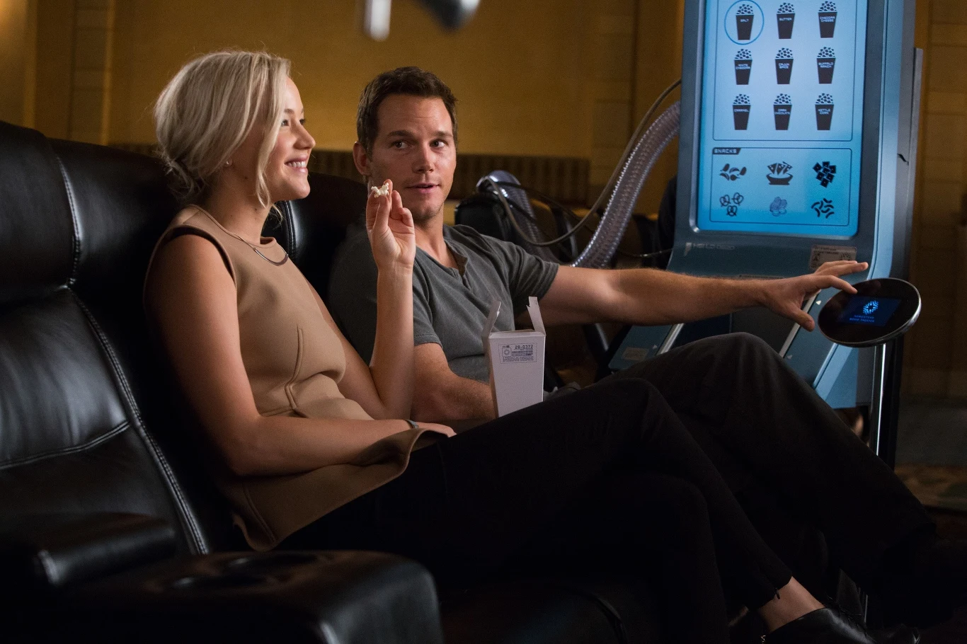 "Strażnicy" i "Jurassic World" zarabiały krocie, jednak nie wszystkie projekty Pratta okazywały się sukcesami. Przekonał się o tym najboleśniej przy premierze "Pasażerów", kosmicznego melodramatu, w którym partnerowała mu Jennifer Lawrence. Film został zmiażdżony przez krytykę i zignorowany przez widzów. 

Na zdjęciu: Jennifer Lawrence i Chris Pratt w filmie "Pasażerowie"