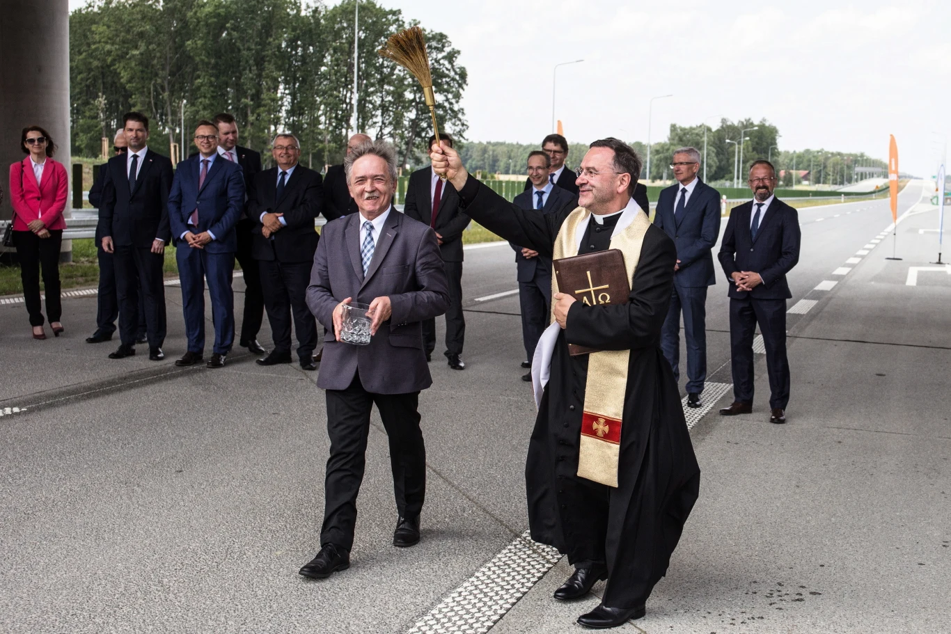 Na otwarciu 13 km drogi pojawiło się wielu oficjeli...