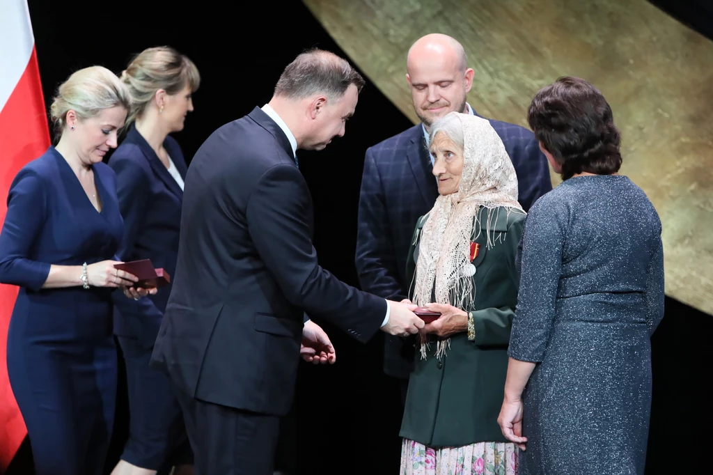 Prezydent Andrzej Duda i odznaczona Ołeksandra Wasiejko z podczas uroczystej gali wręczenia medali "Virtus et Fraternitas" Prezydent Andrzej Duda i odznaczona Ołeksandra Wasiejko z podczas uroczystej gali wręczenia medali "Virtus et Fraternitas"