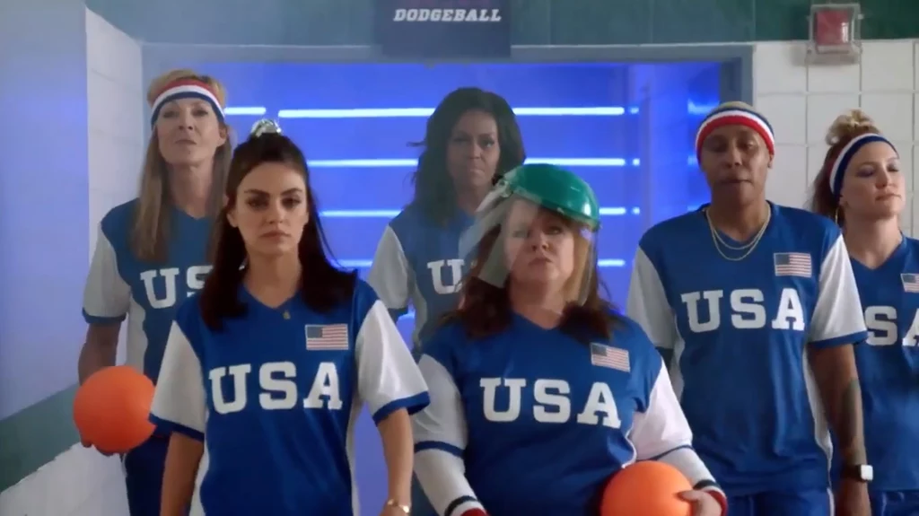 Żeńska drużyna. Na pierwszym planie Mila Kunis i Melissa,McCarthy, fot. CBS/Ferrari Press/East News Żeńska drużyna. Na pierwszym planie Mila Kunis i Melissa,McCarthy, fot. CBS/Ferrari Press/East News
