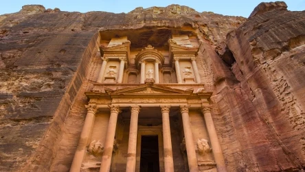Petra w Jordanii to wyjątkowe miejsce uznawane za jeden z cudów świata
