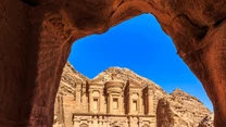 Petra była pierwszą stolicą nabatejskiego państwa. Nazwa wywodzi się z języka greckiego, Petra oznacza skałę. 

Petra. Jordania 